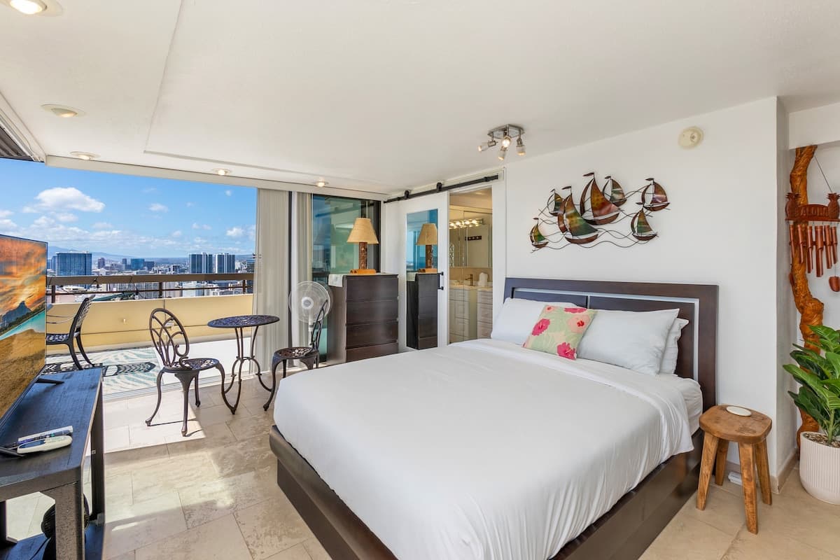 Condo in Honolulu · ★4.5 · 3 bedrooms · 4 beds · 3 private baths - Photo 5
