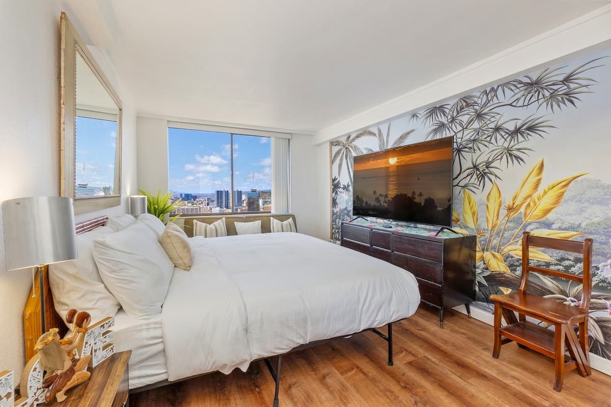 Condo in Honolulu · ★4.5 · 3 bedrooms · 4 beds · 3 private baths - Photo 1