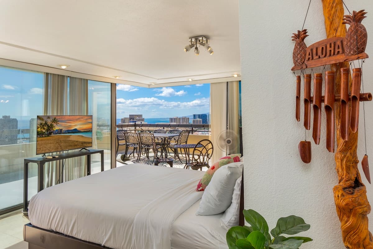 Condo in Honolulu · ★4.5 · 3 bedrooms · 4 beds · 3 private baths - Photo 3