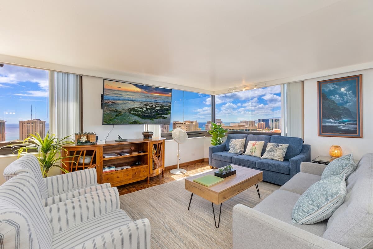 Condo in Honolulu · ★4.5 · 3 bedrooms · 4 beds · 3 private baths - Photo 4