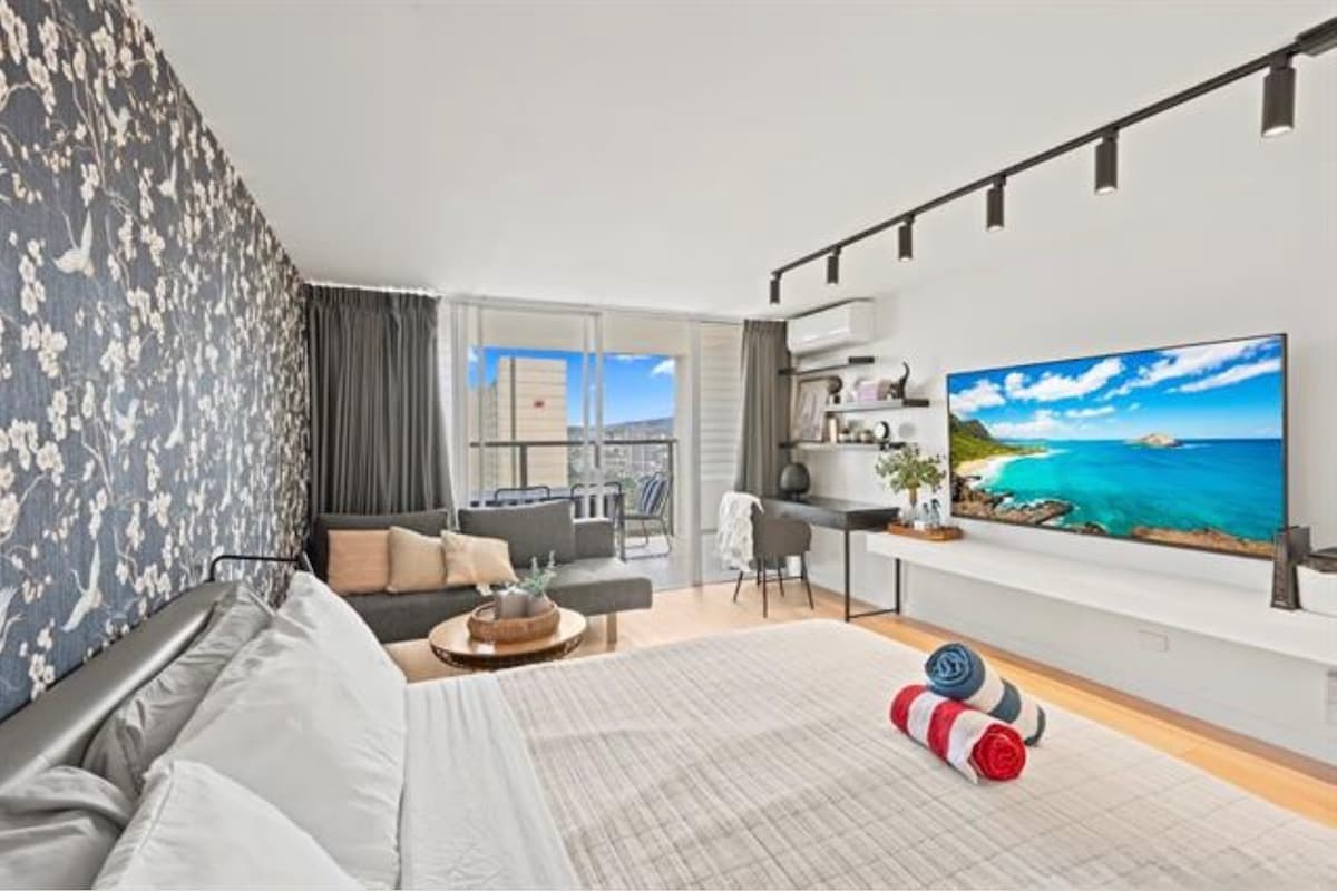 Condo in Honolulu · ★4.97 · Studio · 1 bed · 1 private bath - Photo 1