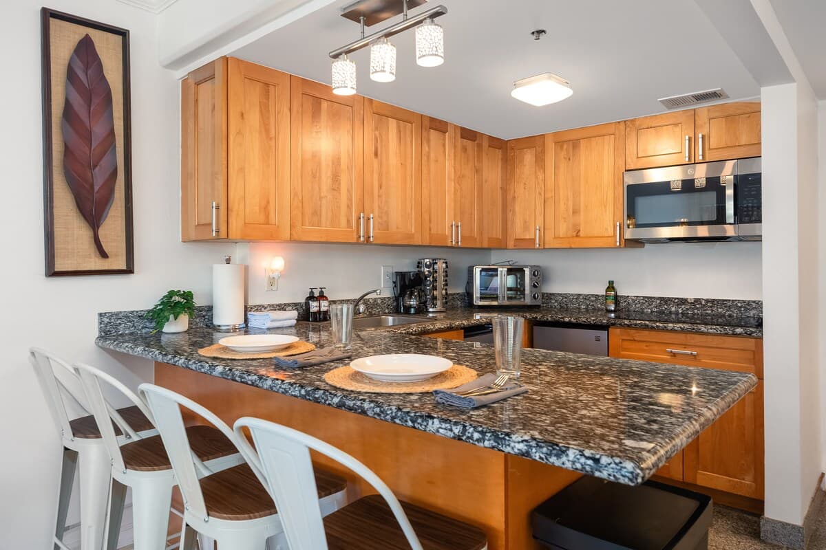 Condo in Honolulu · ★4.85 · Studio · 3 beds · 1 private bath - Photo 4