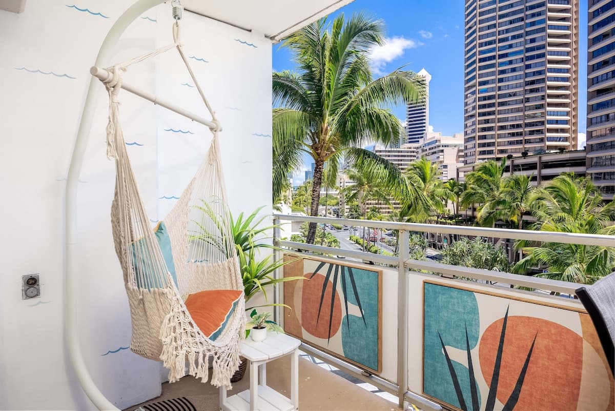 Condo in Honolulu · ★4.85 · Studio · 3 beds · 1 private bath - Photo 3