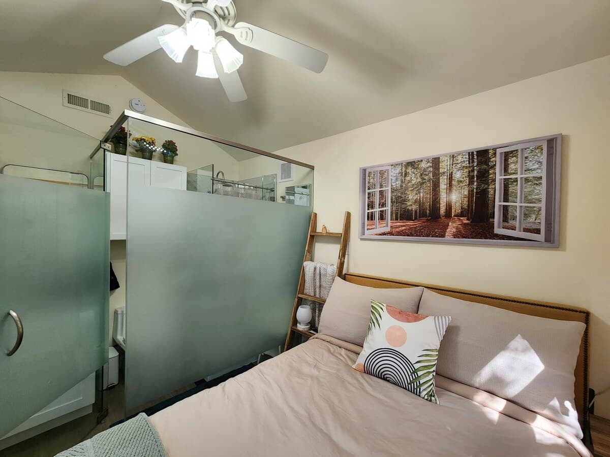 Cozy Studio Suite with Bathroom - Photo 4