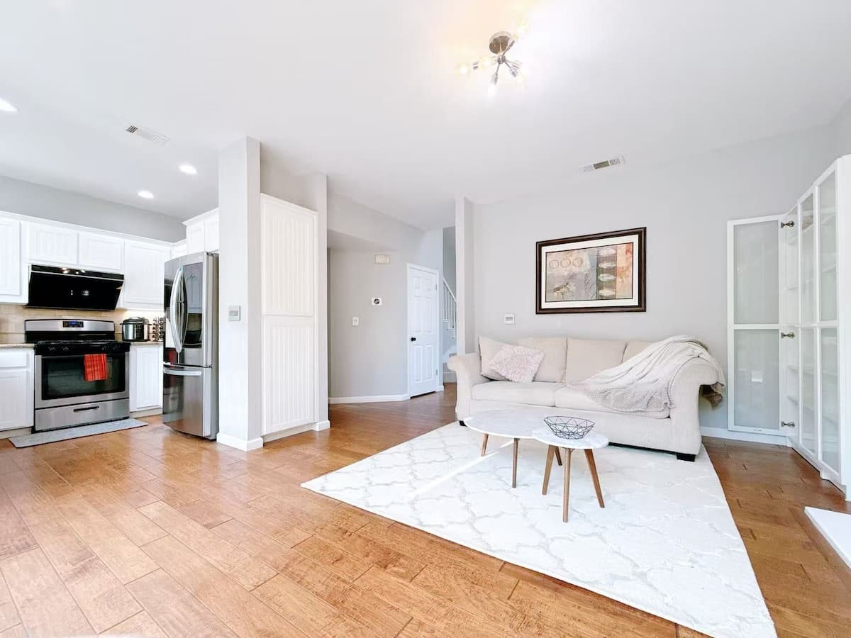 Spacious 4BR Home Near Parks & Shops - Photo 5