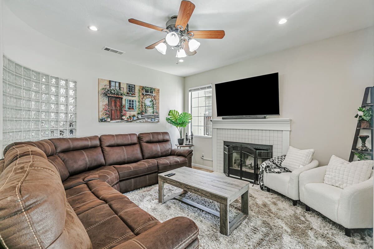 Spacious Fremont Home Near Tesla & Meta with Yard - Photo 4