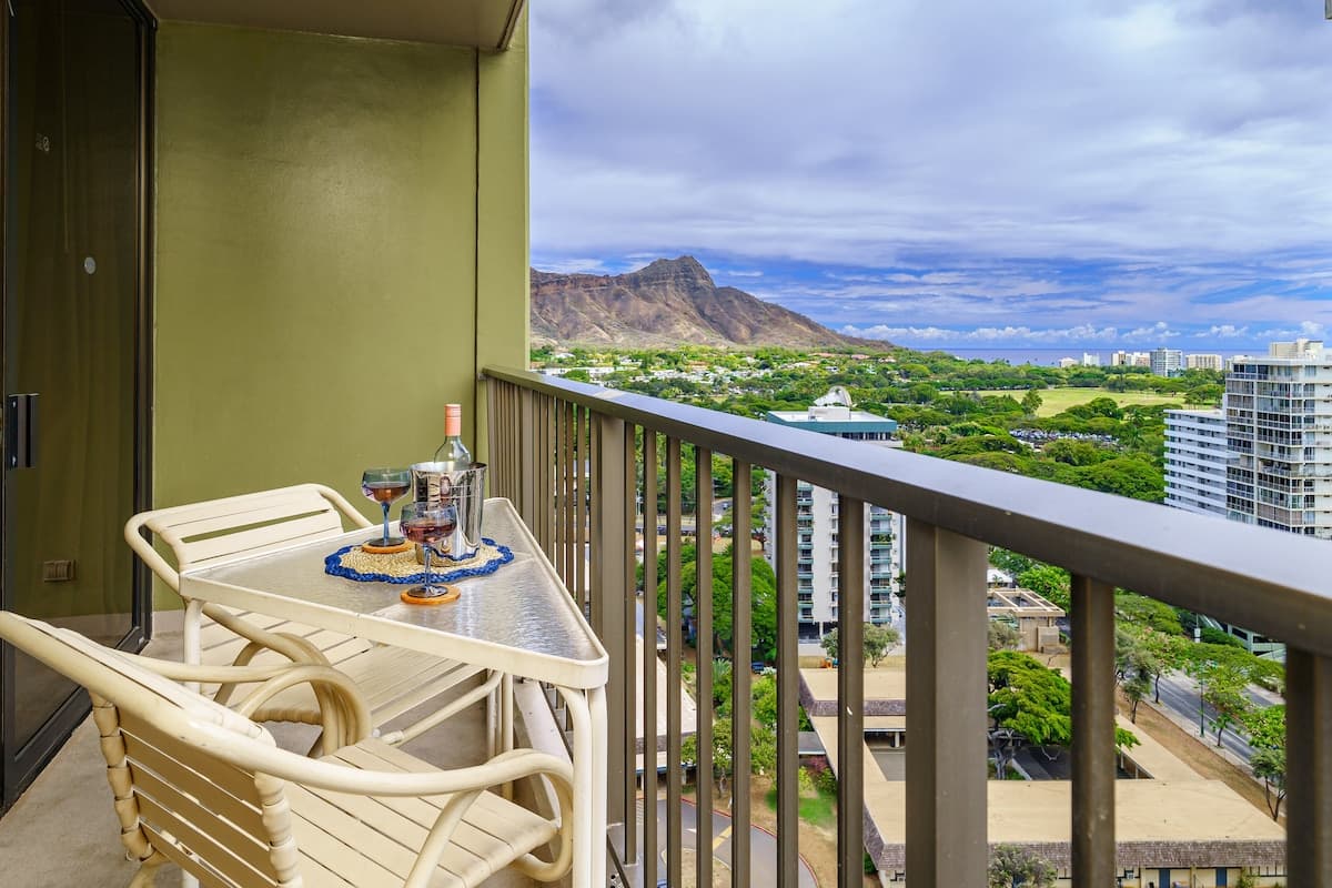 Condo in Honolulu · ★4.67 · 1 bedroom · 2 beds · 1 private bath - Photo 1