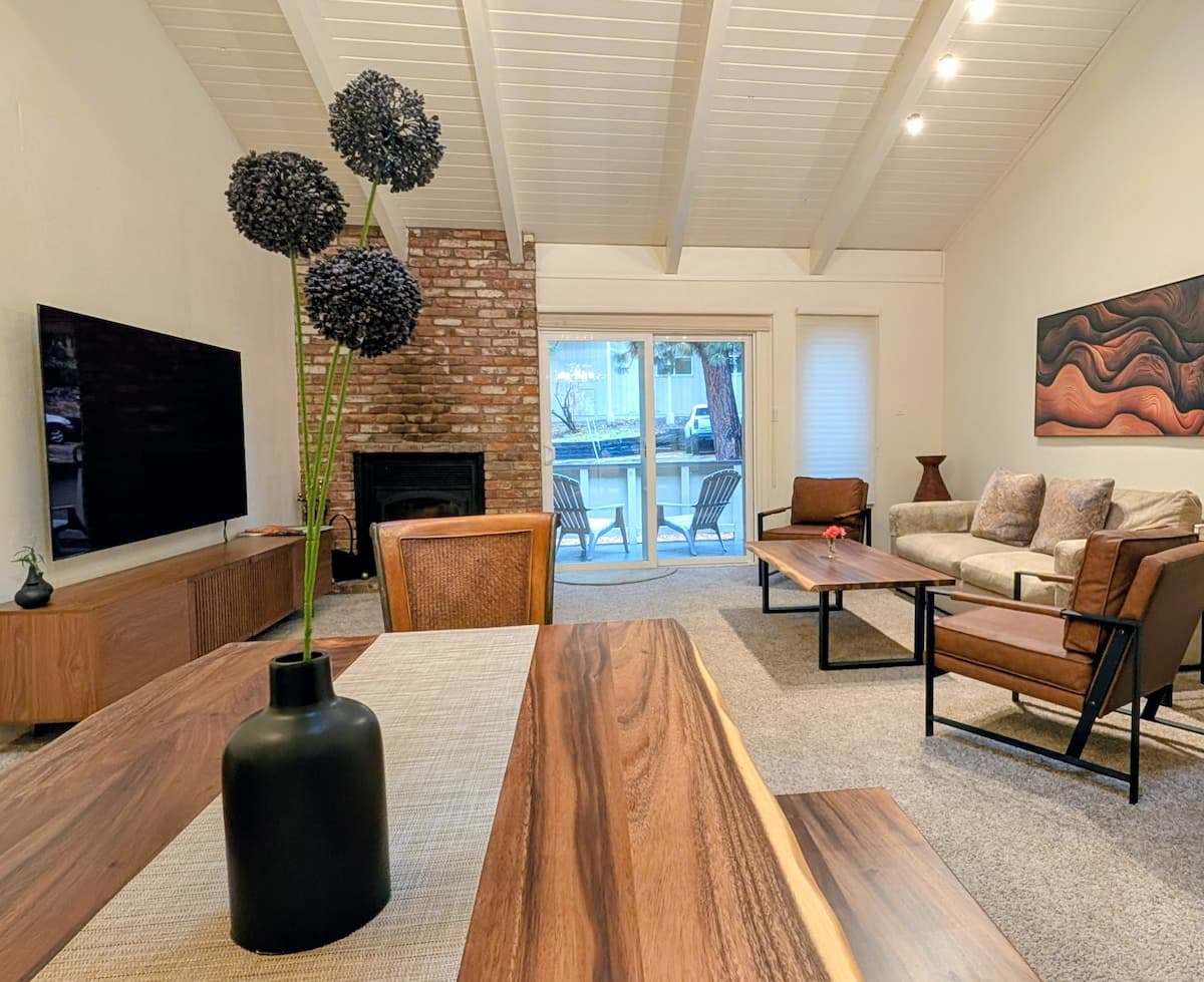 Condo in Incline Village · 2 bedrooms · 4 beds · 1.5 private baths - Photo 3