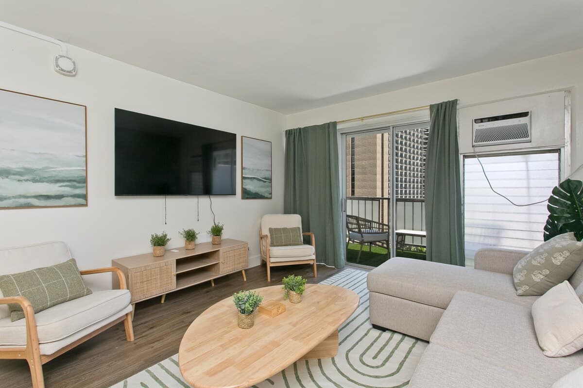 Home in Honolulu · ★4.55 · 2 bedrooms · 3 beds · 2 private baths - Photo 4