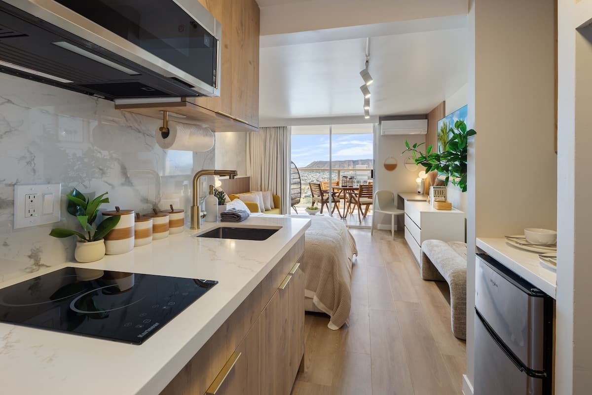 Luxury Oceanview Retreat with Panoramic Views - Photo 2