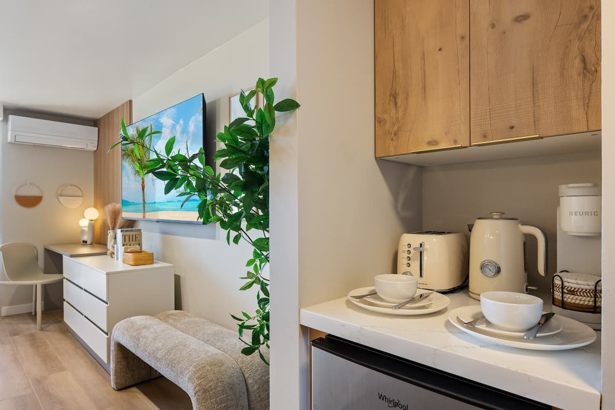 Luxury Oceanview Retreat with Panoramic Views - Photo 3