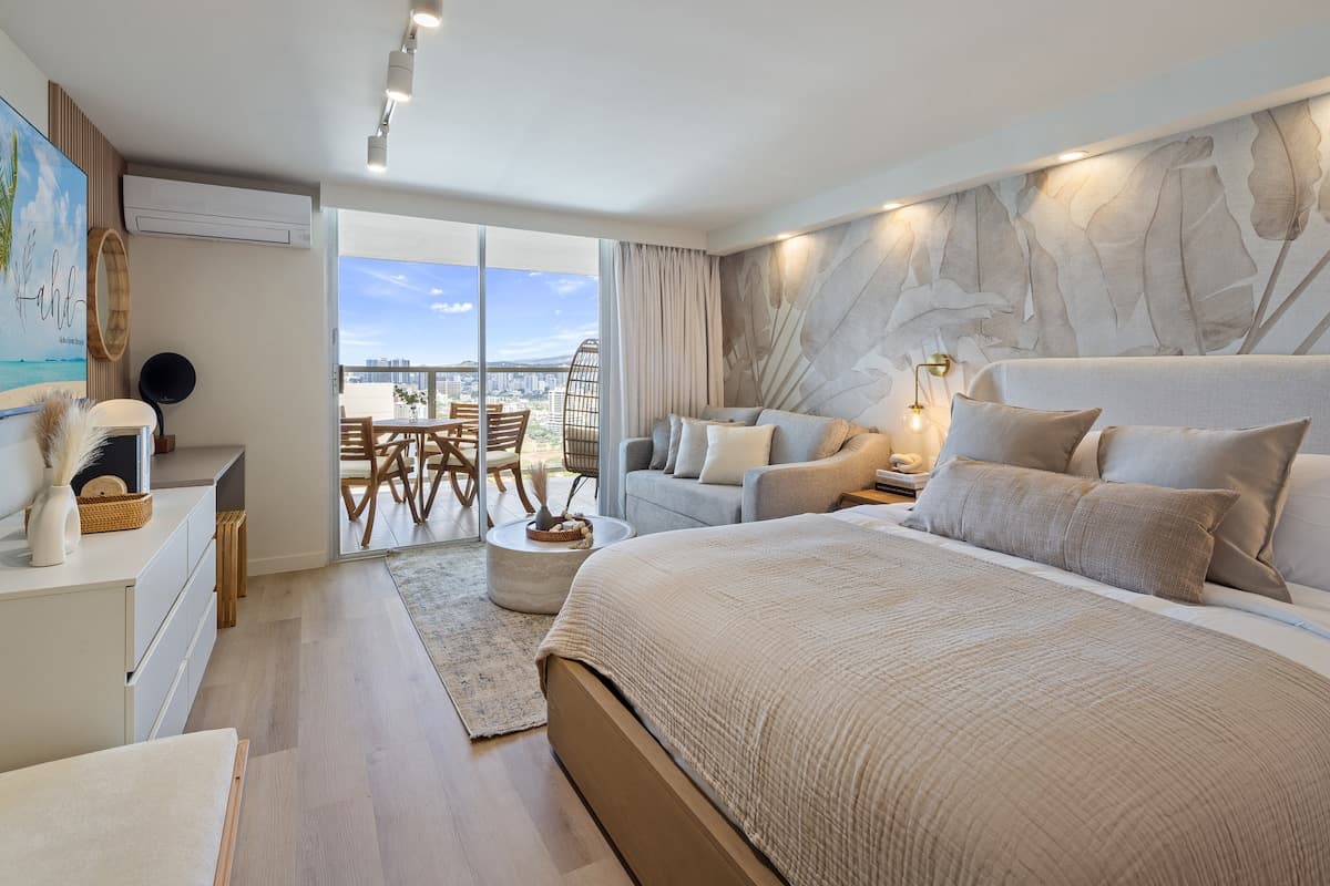 Coastal Luxe Hideaway – Stylish Oceanview Living - Photo 1