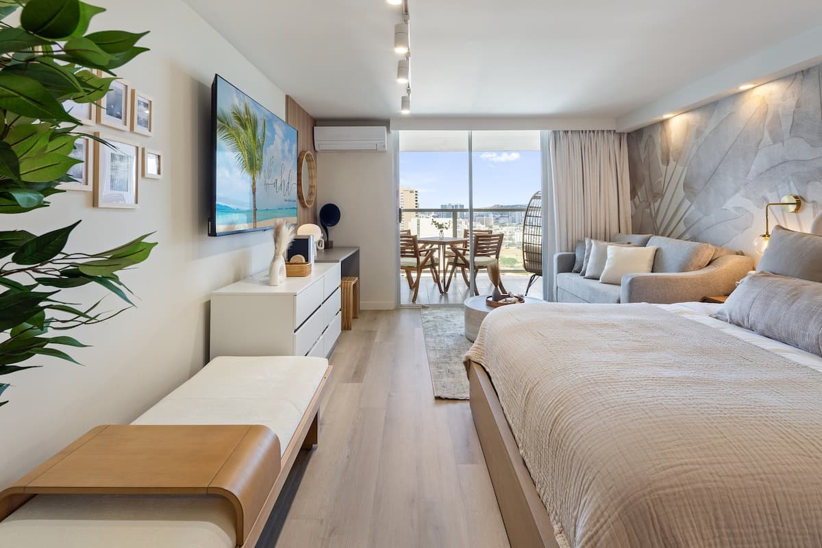 Coastal Luxe Hideaway – Stylish Oceanview Living - Photo 3