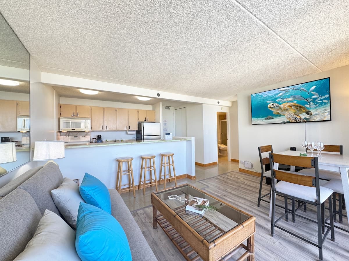 Ocean View Stay in Waikiki w/ Parking + Near Beach - Photo 2