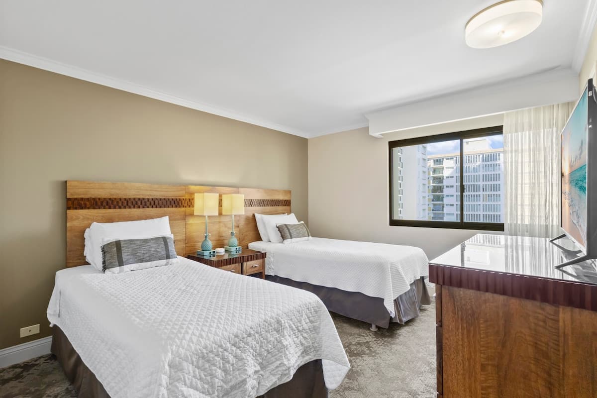 Condo in Honolulu · ★5.0 · 2 bedrooms · 5 beds · 2 private baths - Photo 5