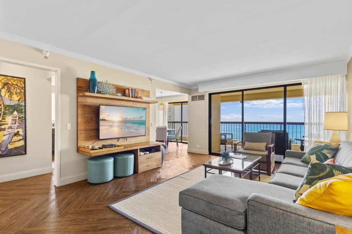 Condo in Honolulu · ★5.0 · 2 bedrooms · 5 beds · 2 private baths - Photo 2