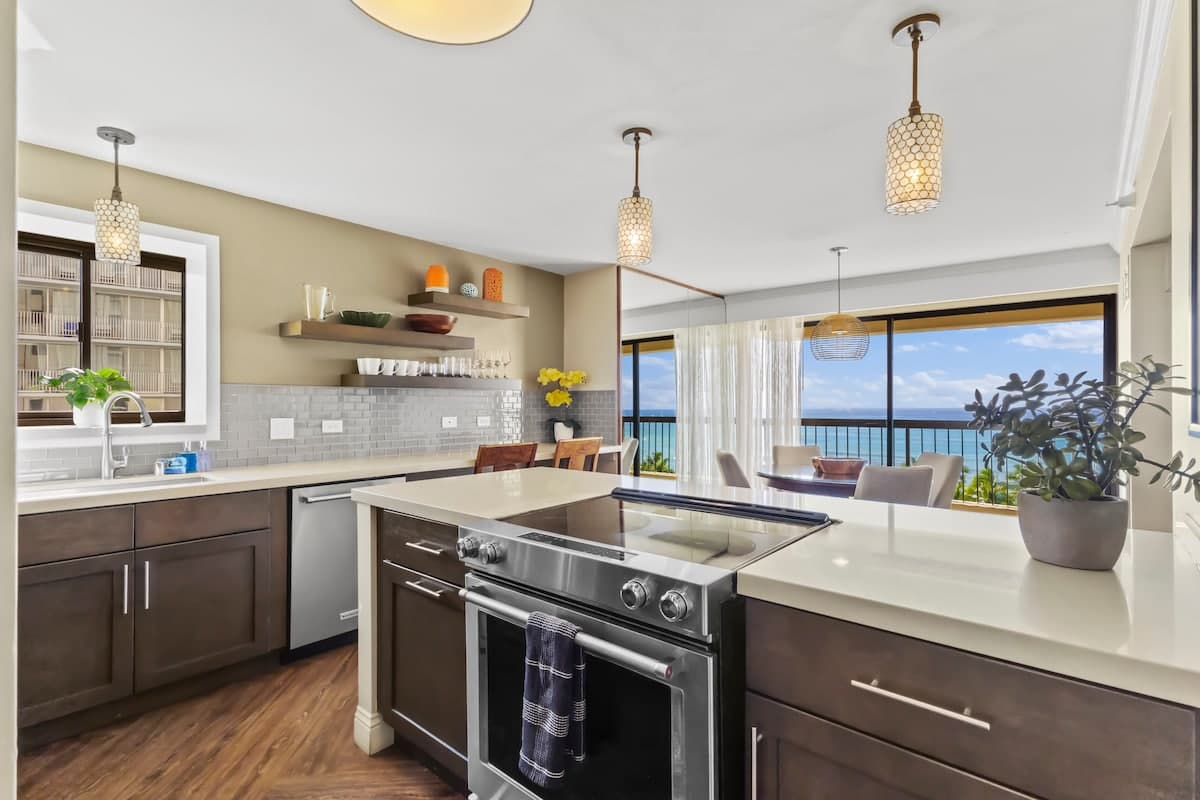 Condo in Honolulu · ★5.0 · 2 bedrooms · 5 beds · 2 private baths - Photo 3
