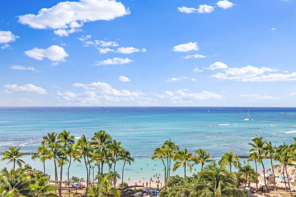 Condo in Honolulu · ★5.0 · 2 bedrooms · 5 beds · 2 private baths - Photo 1