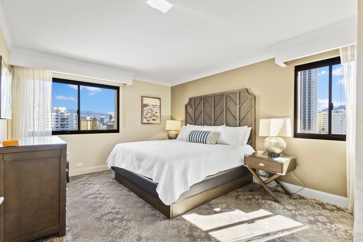 Condo in Honolulu · ★5.0 · 2 bedrooms · 5 beds · 2 private baths - Photo 4