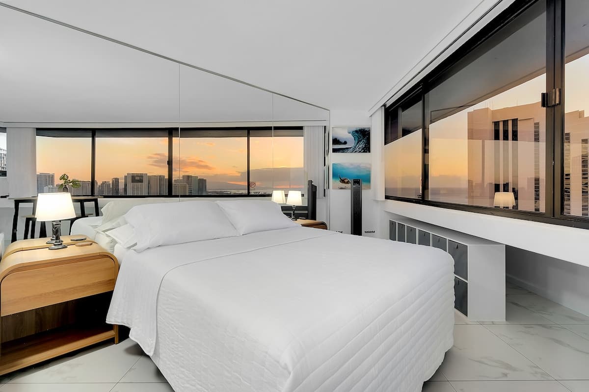 Condo in Honolulu · ★4.69 · 1 bedroom · 2 beds · 1 private bath - Photo 2
