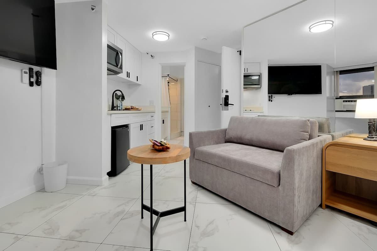Condo in Honolulu · ★4.69 · 1 bedroom · 2 beds · 1 private bath - Photo 5