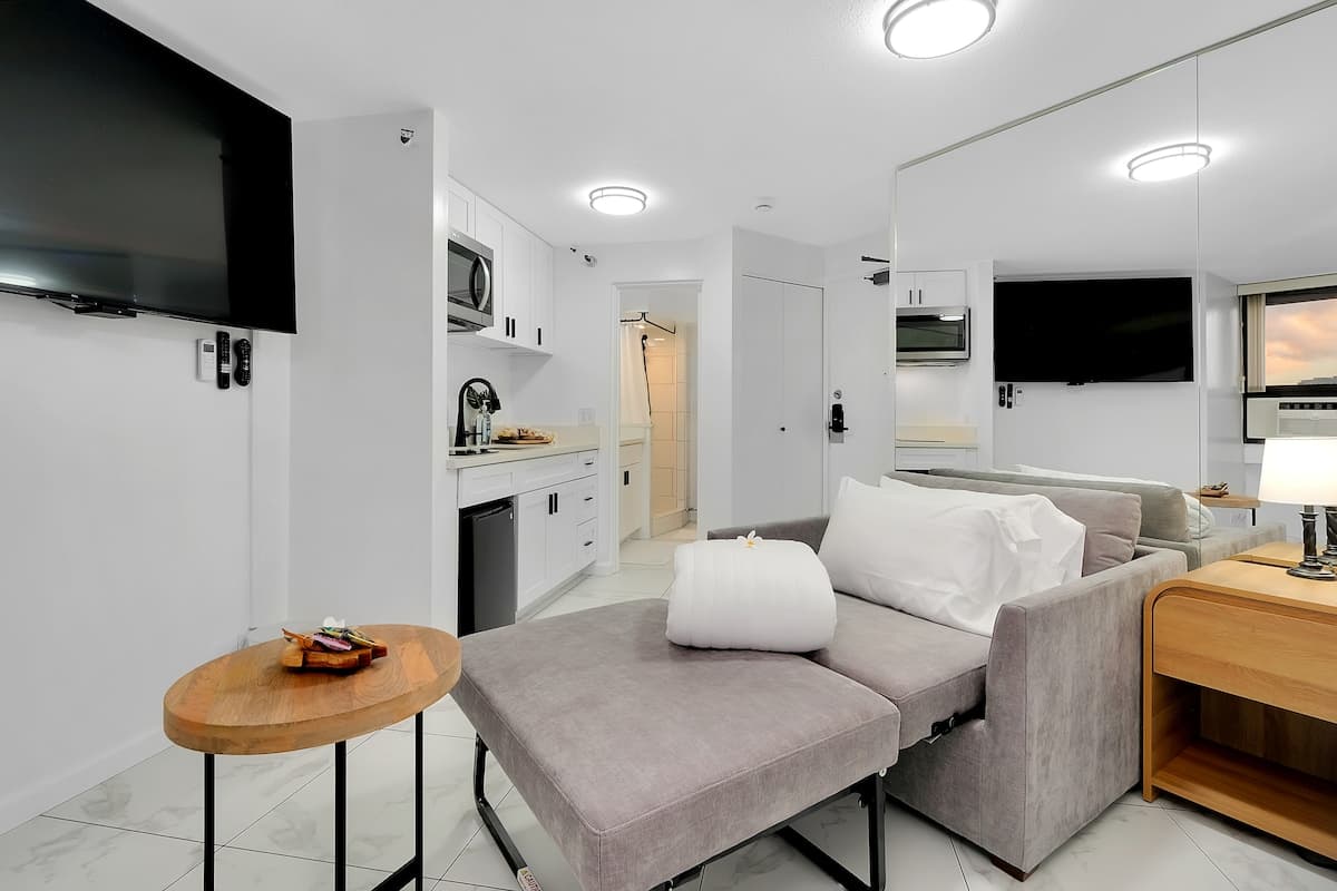Condo in Honolulu · ★4.69 · 1 bedroom · 2 beds · 1 private bath - Photo 3
