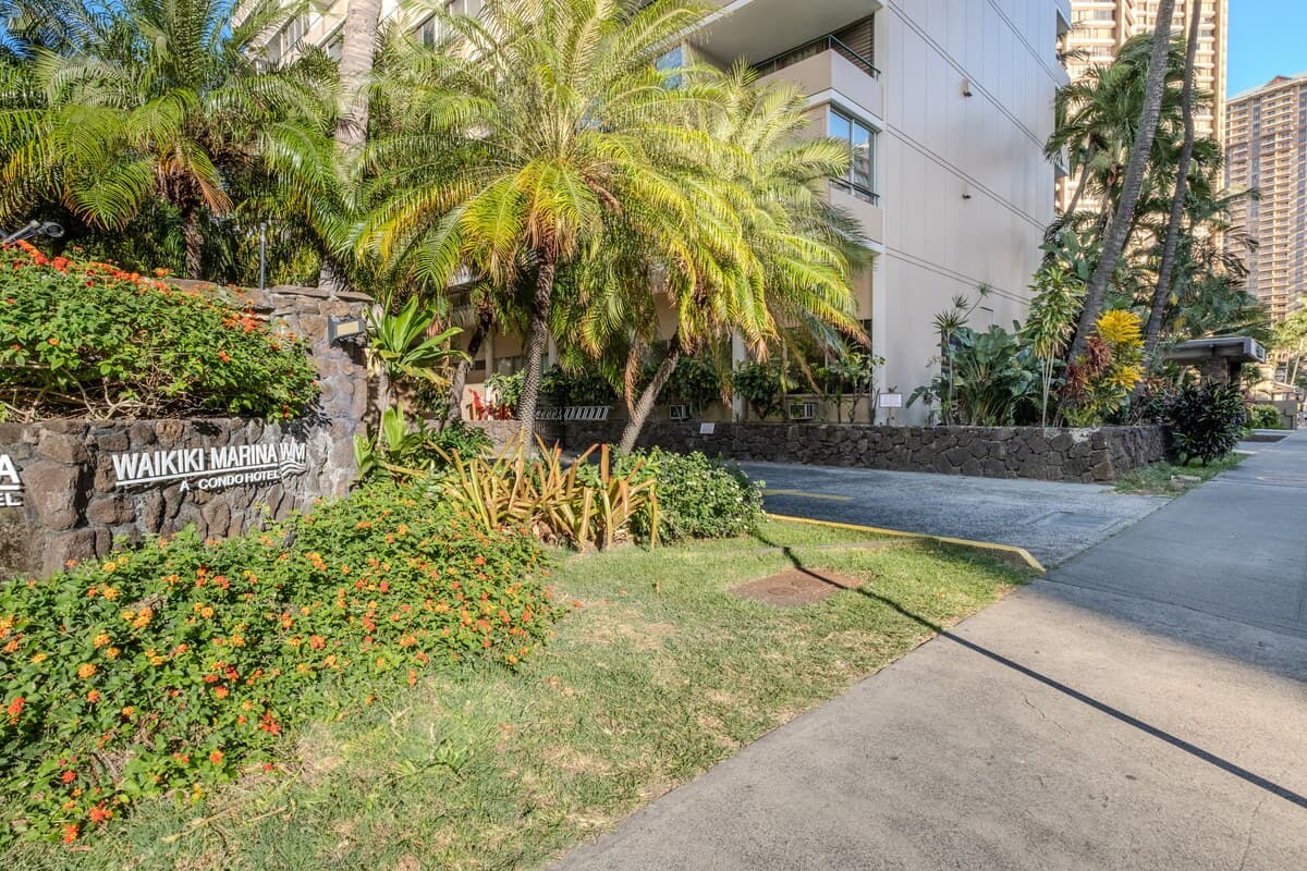 Condo in Honolulu · ★4.69 · 1 bedroom · 2 beds · 1 private bath - Photo 4