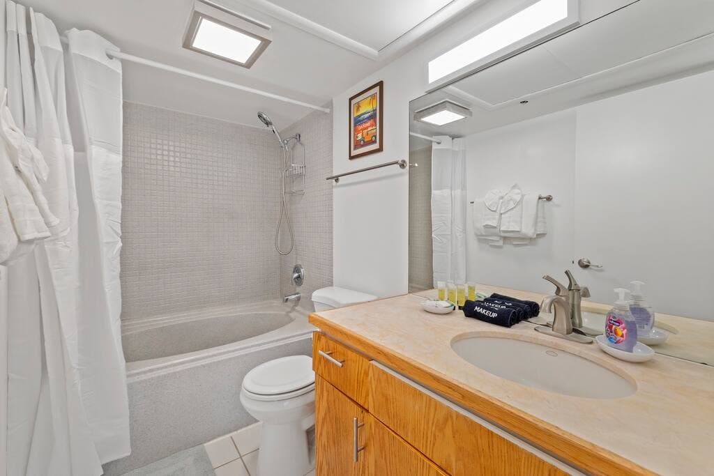 16th Fl Executive Centre | Parking | Pool - Photo 4