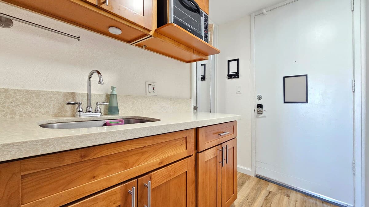 Waikiki Breeze Studio by the Shore + Free Parking - Photo 3