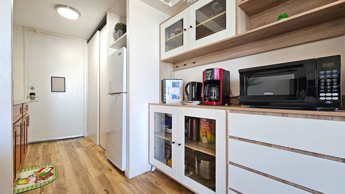 Waikiki Breeze Studio by the Shore + Free Parking - Photo 2
