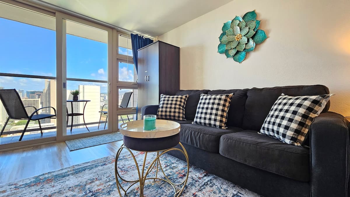 Waikiki Breeze Studio by the Shore + Free Parking - Photo 1