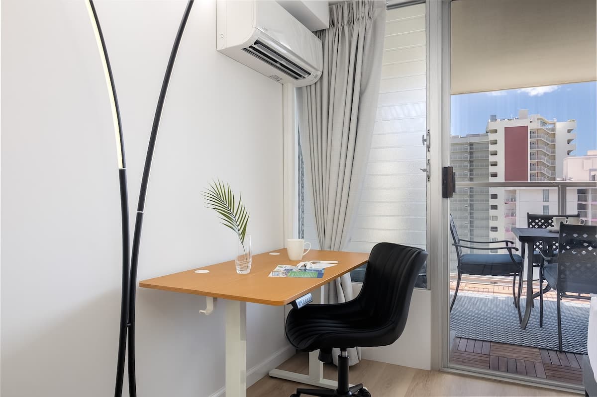 Waikiki studio w/ city skyline view & beach access - Photo 1