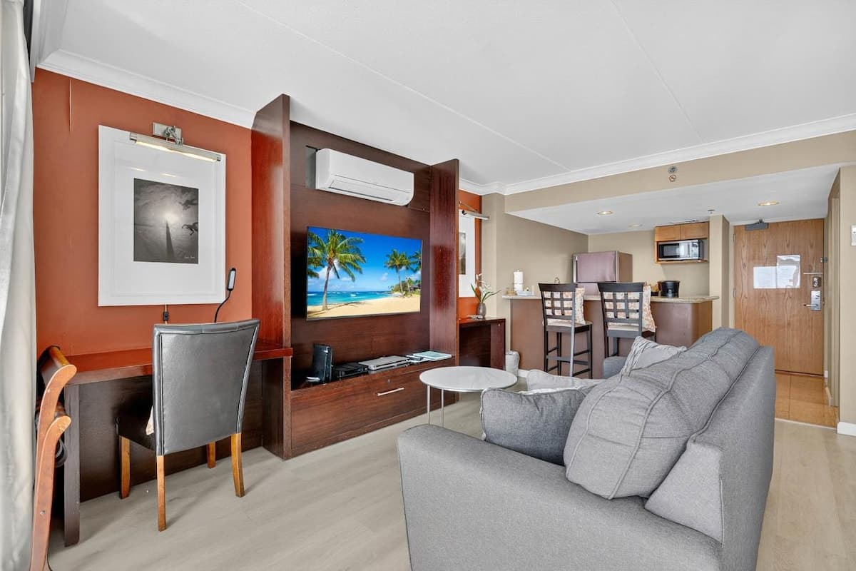 Condo in Honolulu · ★4.84 · 1 bedroom · 2 beds · 1 private bath - Photo 3