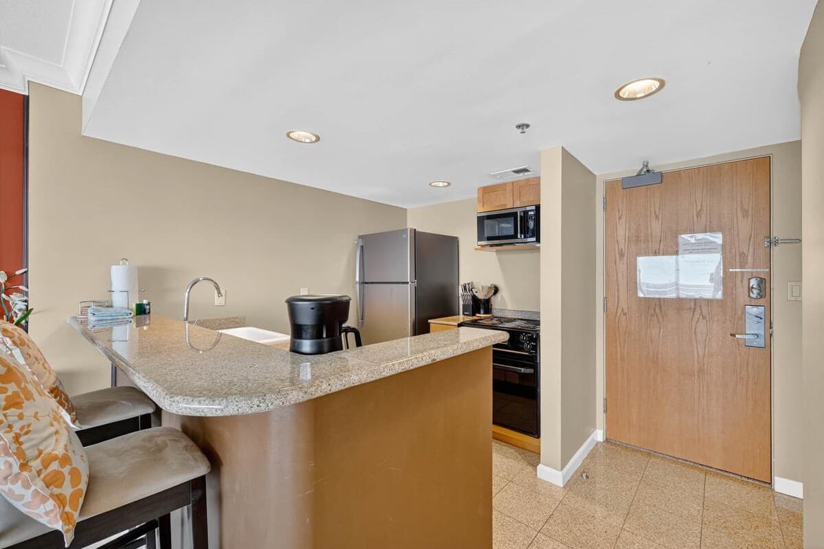 Condo in Honolulu · ★4.84 · 1 bedroom · 2 beds · 1 private bath - Photo 5