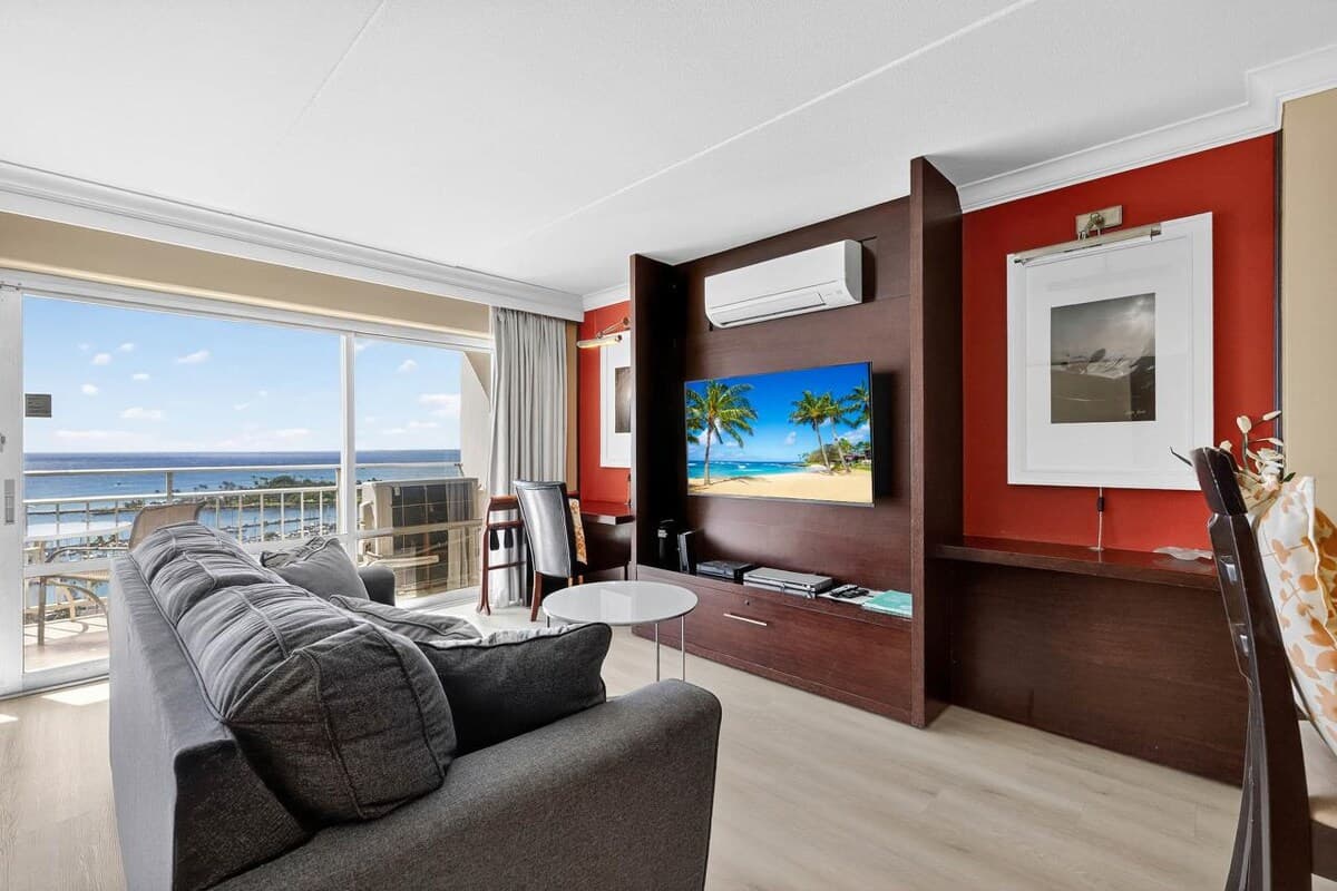 Condo in Honolulu · ★4.84 · 1 bedroom · 2 beds · 1 private bath - Photo 2