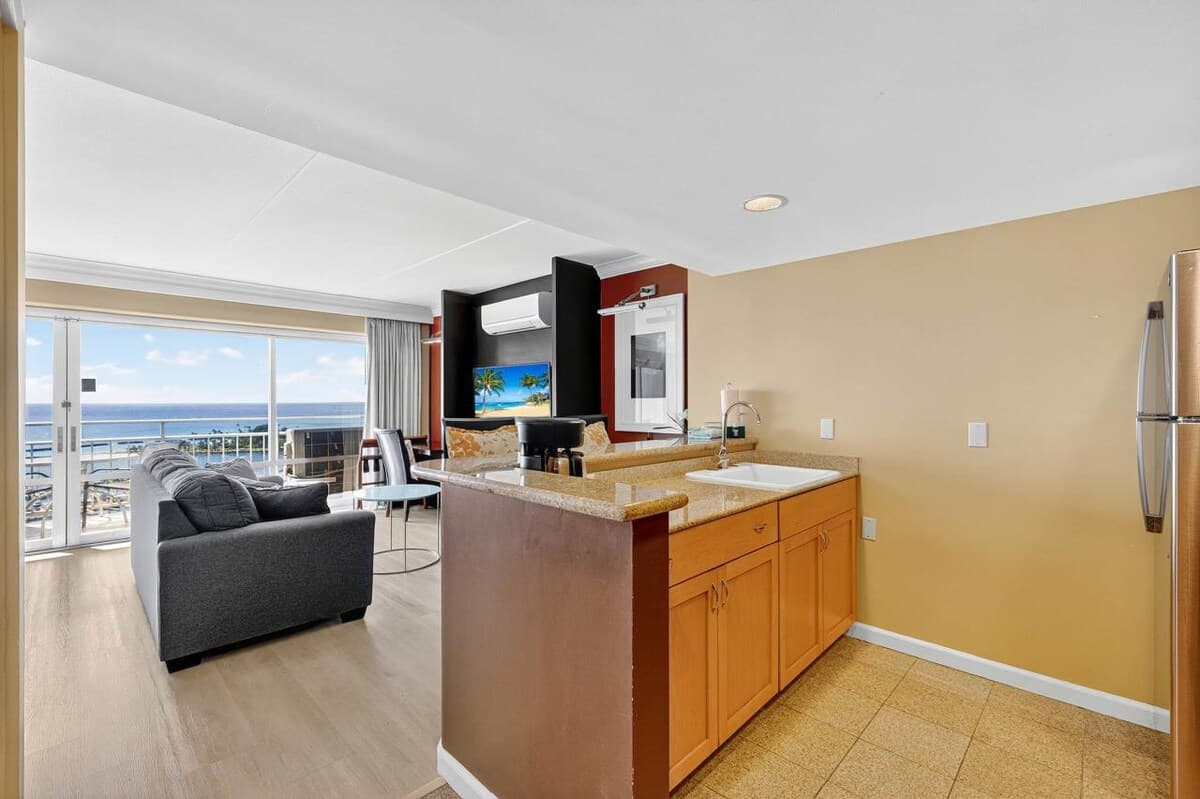 Condo in Honolulu · ★4.84 · 1 bedroom · 2 beds · 1 private bath - Photo 4