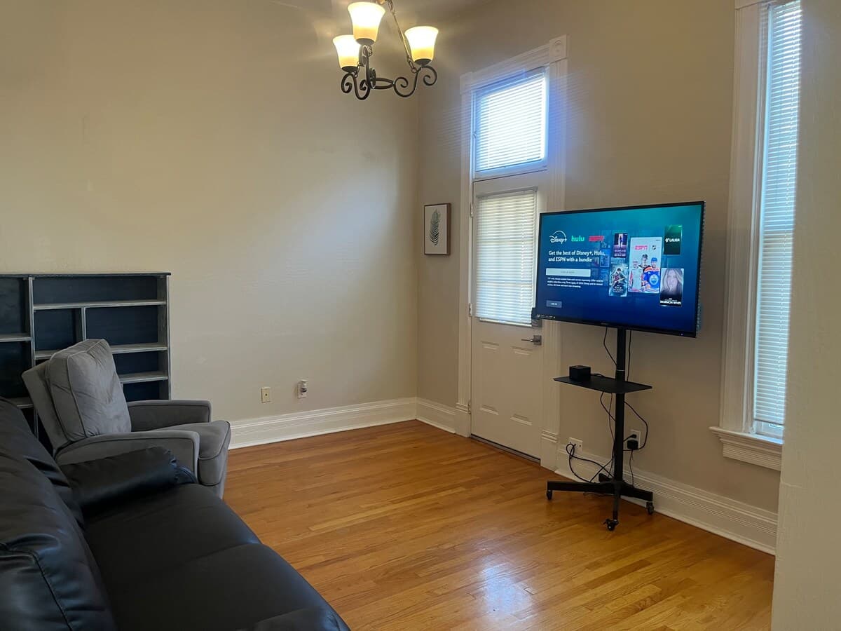 Spacious Alameda Studio! – Near SF - Photo 3