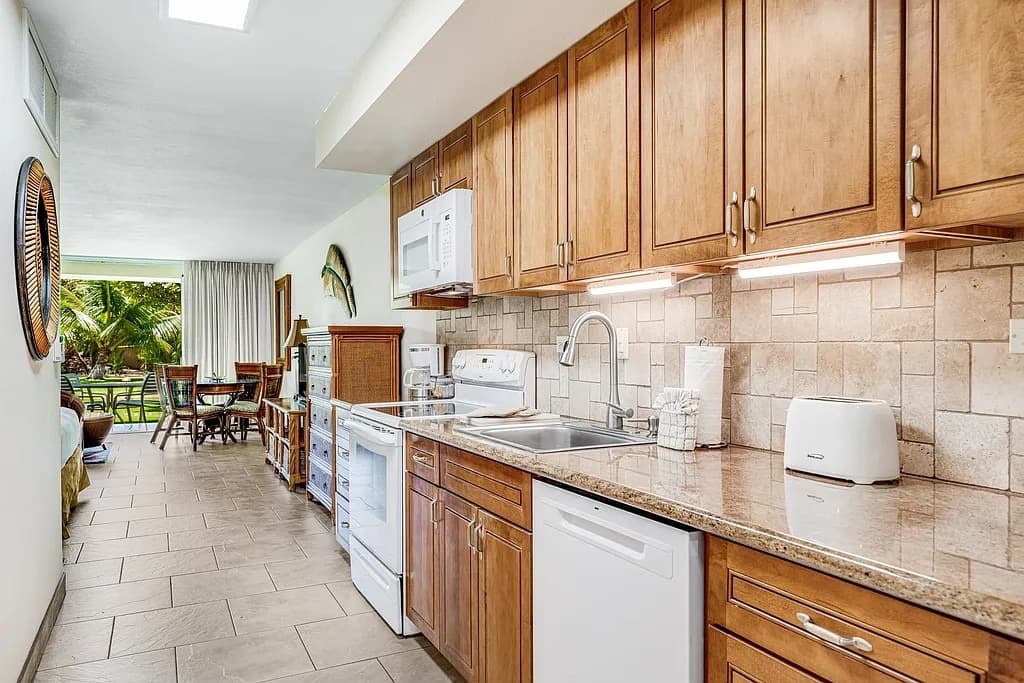 Condo in Lahaina · ★4.75 · 1 bedroom · 2 beds · 1 bath - Photo 4