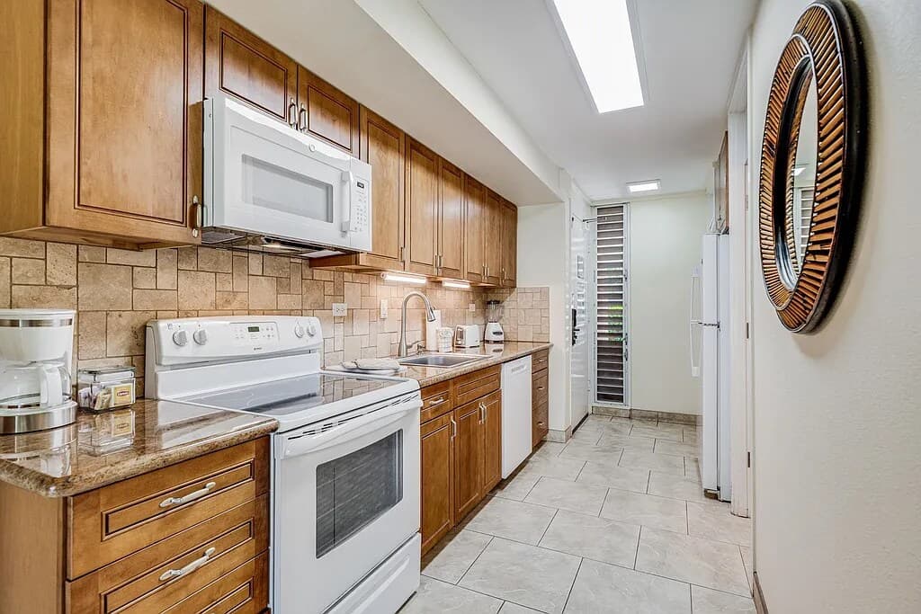 Condo in Lahaina · ★4.75 · 1 bedroom · 2 beds · 1 bath - Photo 5