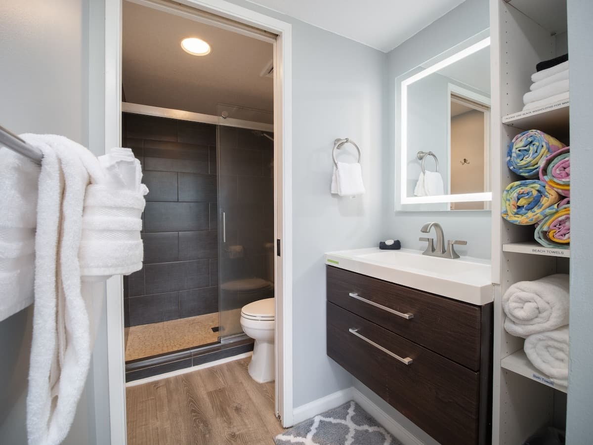 Cozy Hotel-Style Studio Room + Private Lanai w/AC - Photo 5