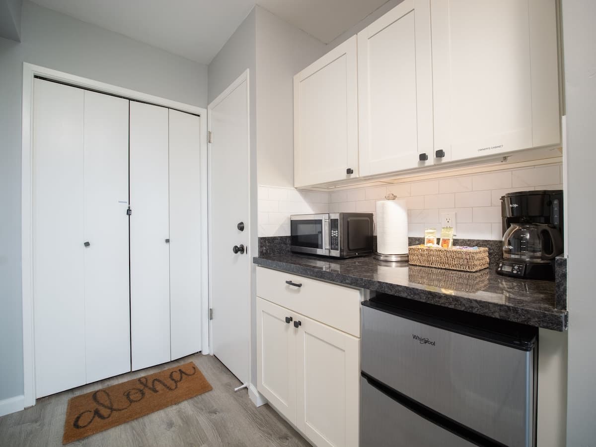 Cozy Hotel-Style Studio Room + Private Lanai w/AC - Photo 2