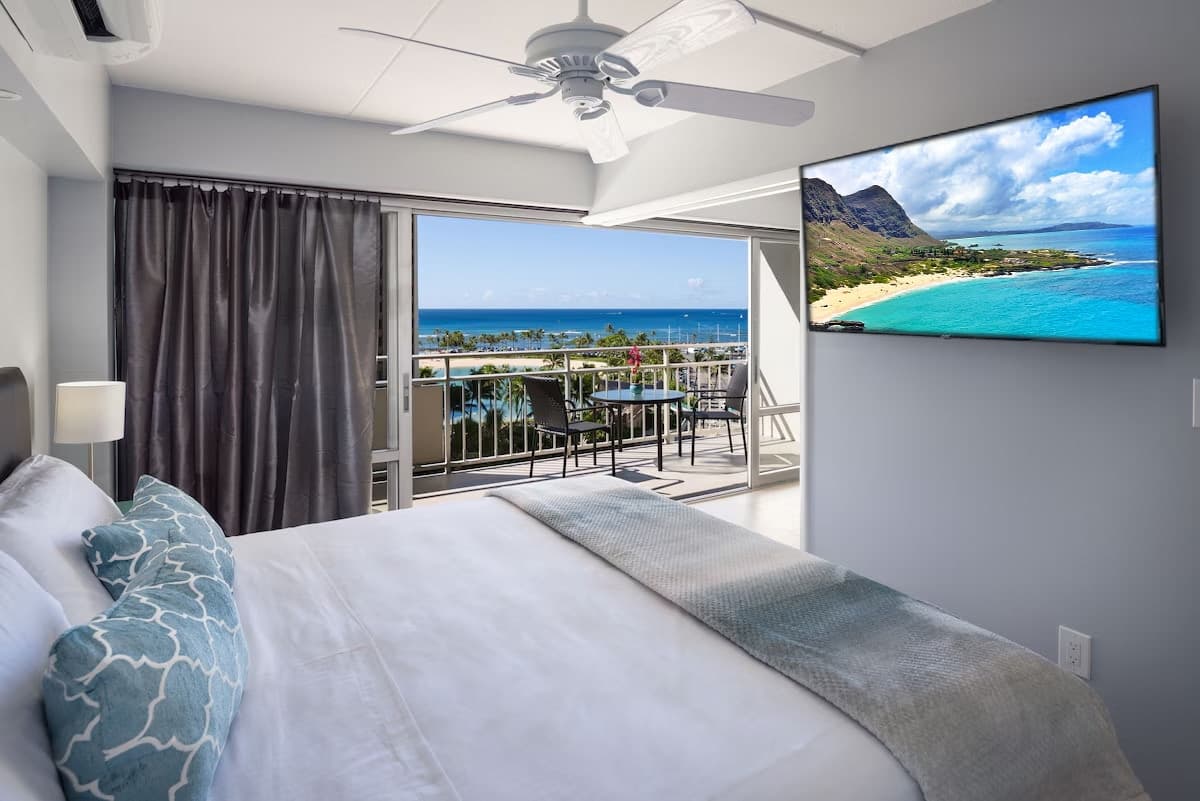 Condo in Honolulu · ★4.78 · 1 bedroom · 2 beds · 1 private bath - Photo 5