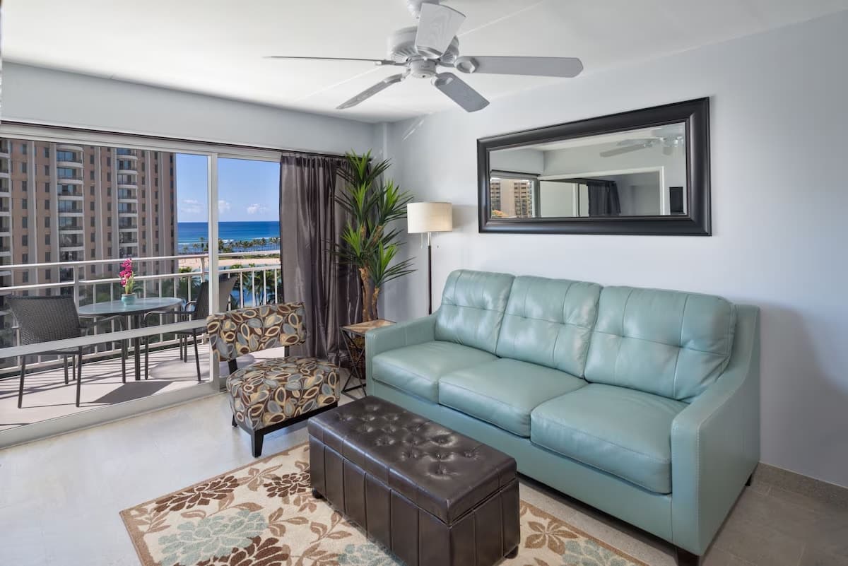 Condo in Honolulu · ★4.78 · 1 bedroom · 2 beds · 1 private bath - Photo 2