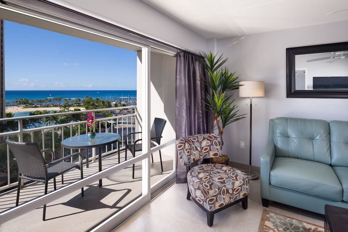 Condo in Honolulu · ★4.78 · 1 bedroom · 2 beds · 1 private bath - Photo 1