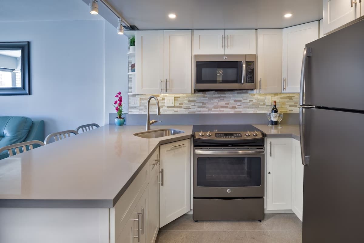 Condo in Honolulu · ★4.78 · 1 bedroom · 2 beds · 1 private bath - Photo 4