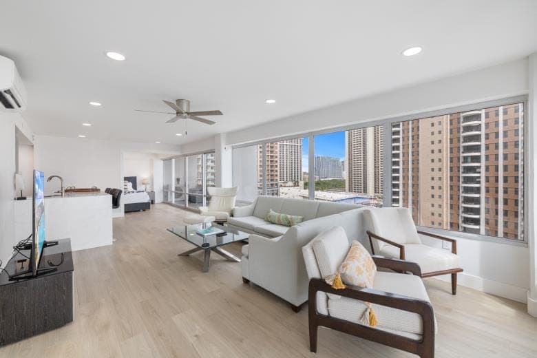 Condo in Honolulu · ★4.96 · 2 bedrooms · 3 beds · 2 private baths - Photo 1