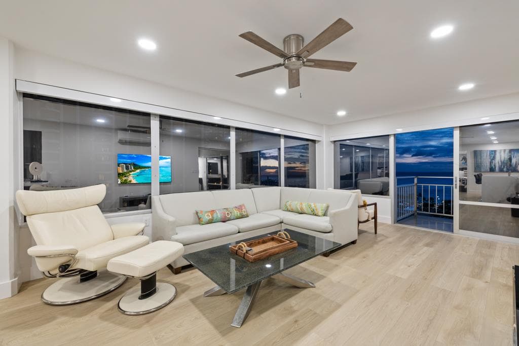 Condo in Honolulu · ★4.96 · 2 bedrooms · 3 beds · 2 private baths - Photo 3