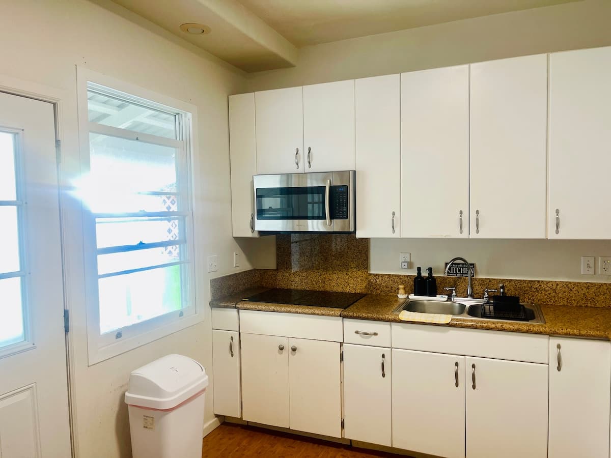 Home in Hilo · ★5.0 · 3 bedrooms · 3 beds · 1 private bath - Photo 4
