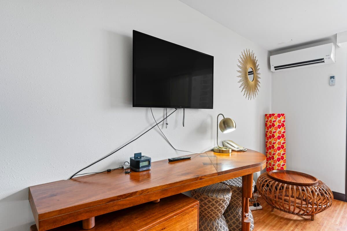 Condo in Honolulu · ★4.5 · Studio · 2 beds · 1 private bath - Photo 2