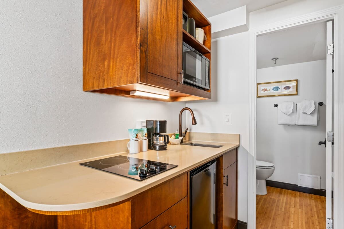 Condo in Honolulu · ★4.5 · Studio · 2 beds · 1 private bath - Photo 5